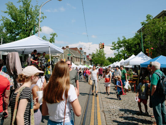 Une foule se rassemble sur Germantown Avenue à Chestnut Hill pour le festival annuel Home and Garden.