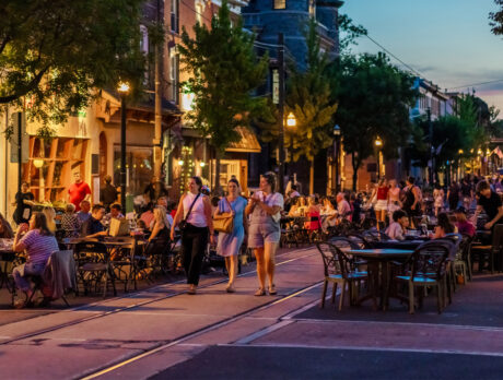 Mensen eten en wandelen door de straten van Media in Delaware County.