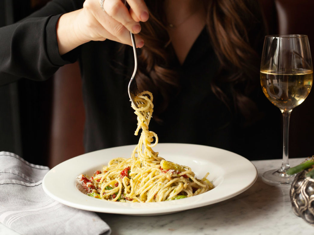 Vrouw die een pastagerecht eet bij Franklin Social