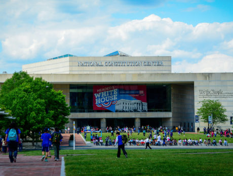 De buitenkant van de National Constitution Center onder de blauwe lucht in Philadelphia