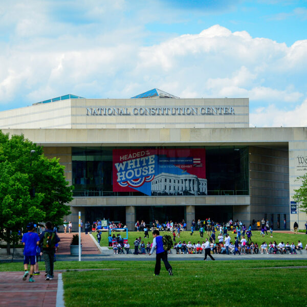 El exterior del National Constitution Center bajo un cielo azul en Filadelfia