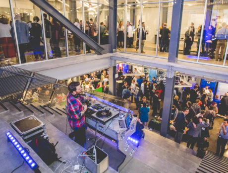 Een DJ draait op de top van een trap tijdens een Philly Tech Week-evenement.