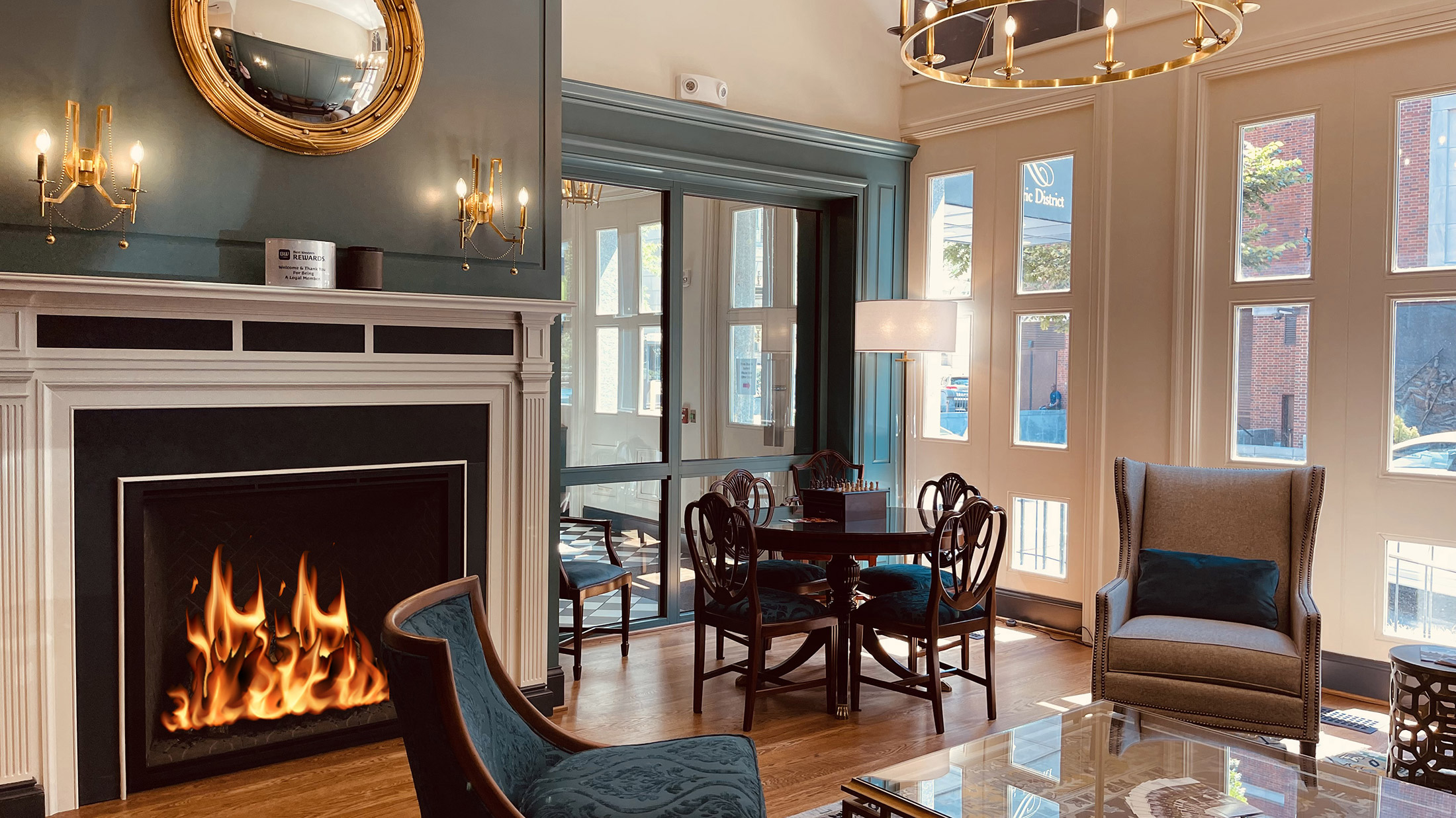 The interior of the Independence Park HOtel in Philadelphia. Several comfy armchairs sit near a roaring fire