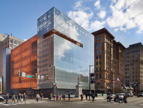 De glanzende glazen buitenkant van de Weitzman National Museum of American Jewish History in Philadelphia