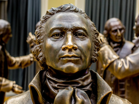 Gros plan sur la statue en bronze d'Alexander Hamilton dans l'exposition Signer's Hall au National Constitution Center.