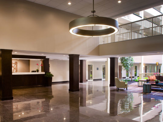Vestíbulo del Embassy Suites by Hilton Philadelphia Airport