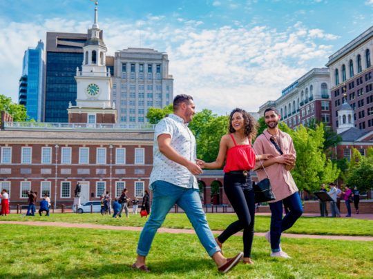 Deux hommes et une femme traversant le centre commercial Independence Mall