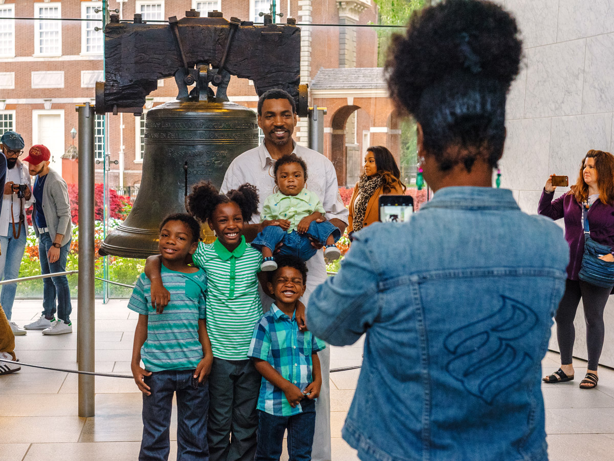 Une famille pose avec le Liberty Bell.