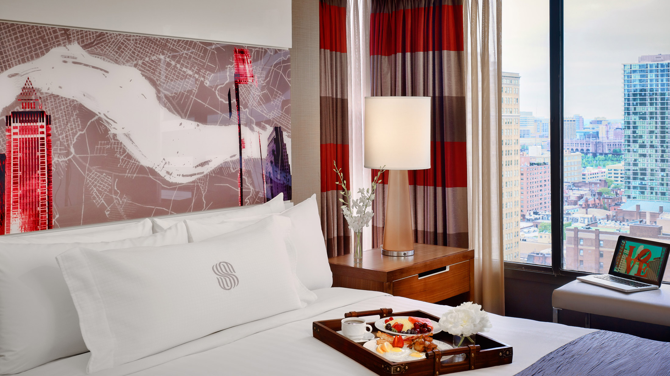 Queen bedroom inside the Sonesta Philadelphia Rittenhouse Square
