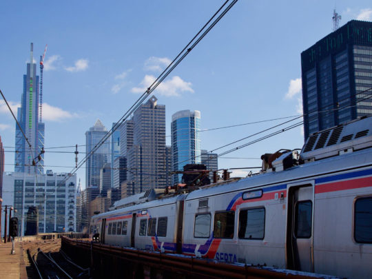 Un tren SEPTA Regional Rail bajo el horizonte de Filadelfia
