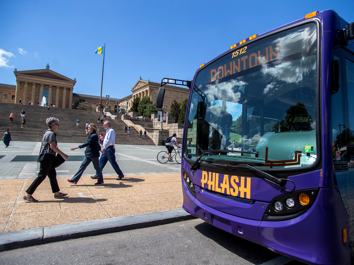 Le bus PHLASH à l'extérieur du Philadelphia Museum of Art