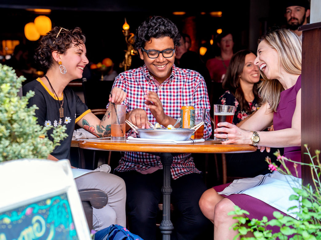 Amigos comiendo en Royal Boucherie en Filadelfia