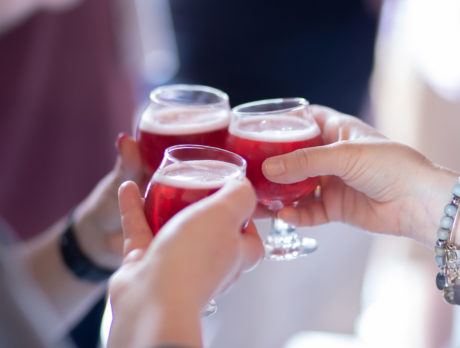 Tres personas disfrutan de una muestra de cerveza en City Brew Tours Philadelphia