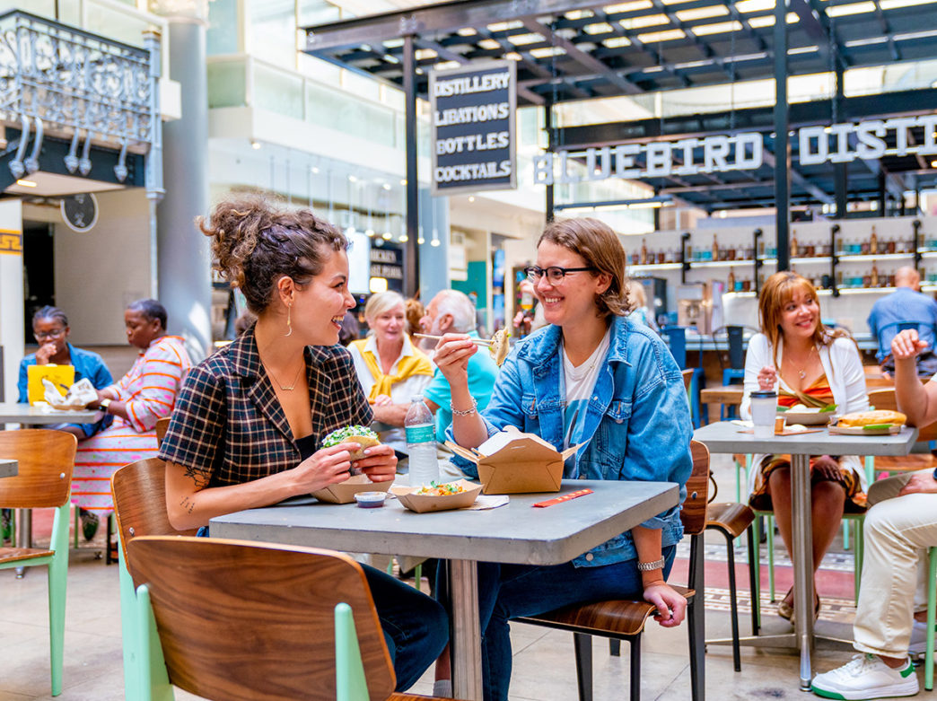Vrienden eten samen in de Bourse in Philadelphia