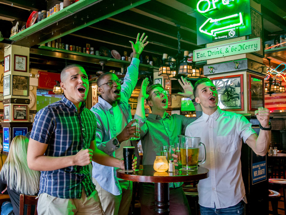 Mensen kijken naar sport in McGillin's Old Ale House in Philadelphia