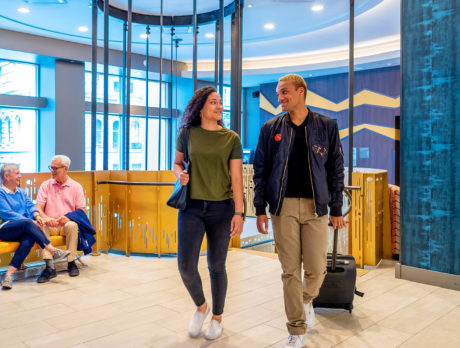 Personas que se registran en el Hotel Cambria de Filadelfia