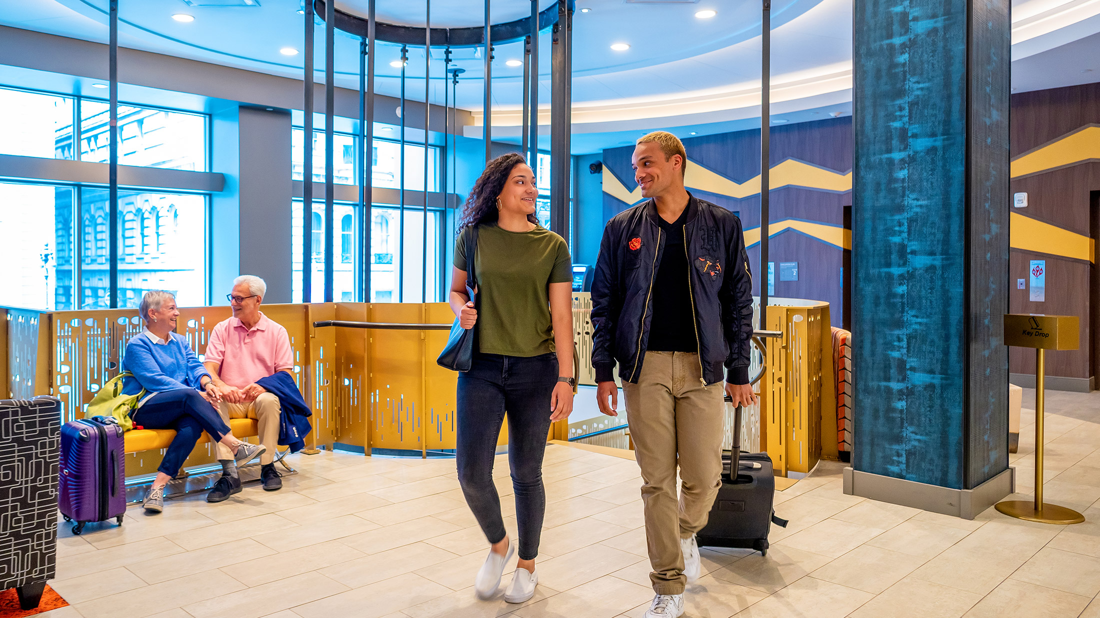 Personas que se registran en el Hotel Cambria de Filadelfia