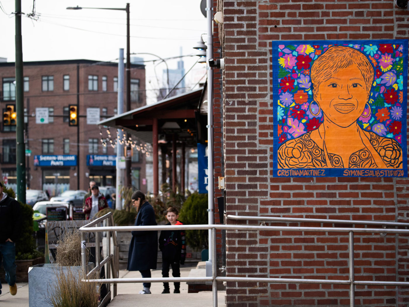 Obra de arte em pasta de trigo da artista Symone Salib, representando a chef Cristina Martinez.