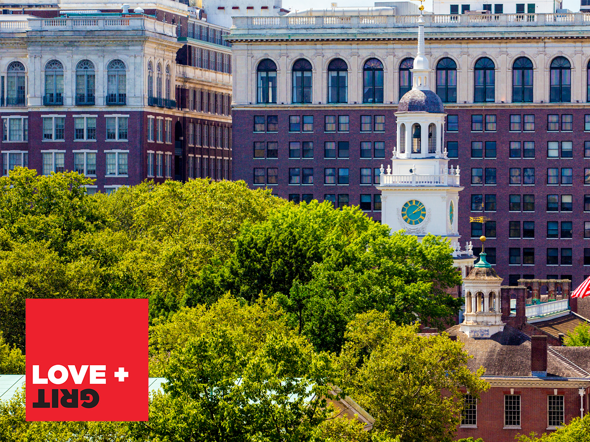 Independence Hall en Filadelfia visto a través de las copas de los árboles