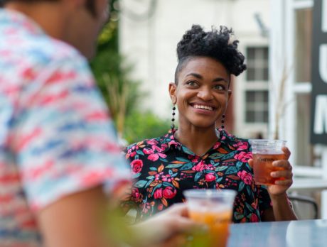 Een vrouw drinkt iets bij Peddler's Village in New Hope.