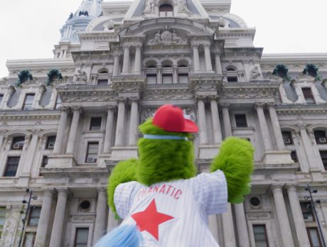 A arquibancada do Phillie Phanatic do lado de fora do City Hall na Filadélfia