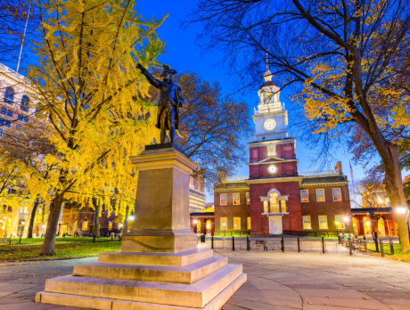 Standbeeld van John Barry achter Independence Hall in Philadelphia tijdens de herfstbladeren