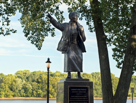 Estatua de Harriet Tubman señalando la estrella polar en Bristol, Pensilvania.