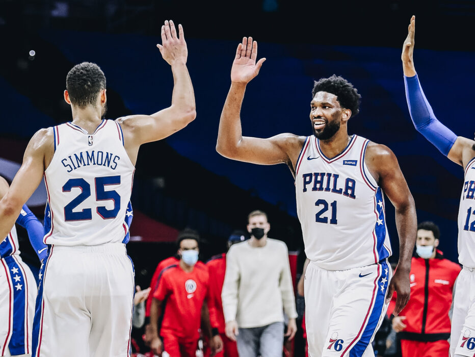 Joel Embiid, do Philadelphia 76ers, cumprimenta seus companheiros de equipe.
