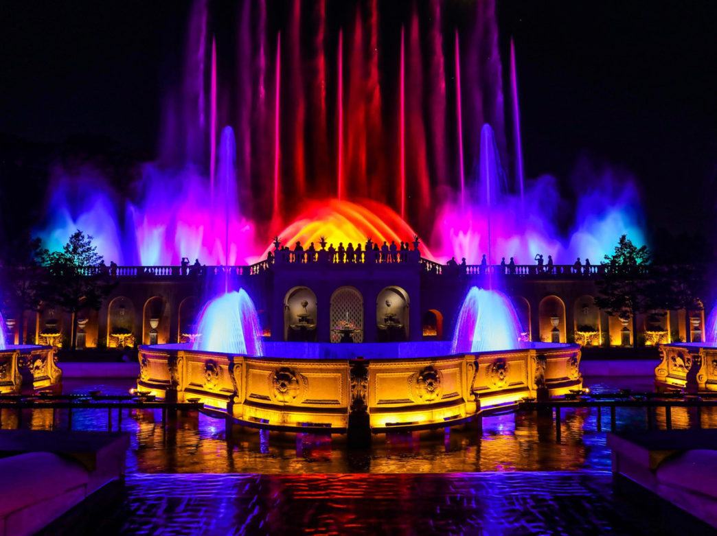 Des lumières bleues, roses, rouges et orange illuminent les fontaines du Longwood Gardens à l'extérieur de Philadelphie.