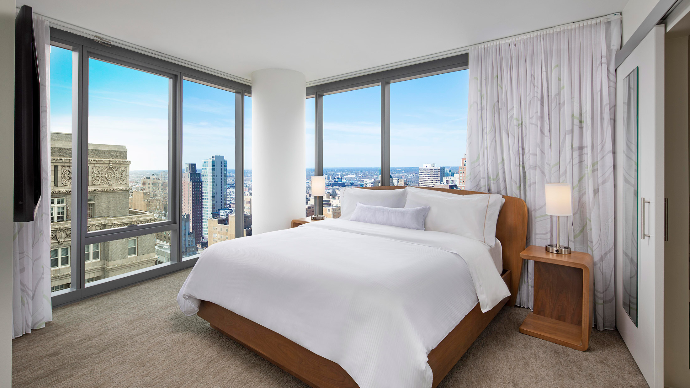 A bedroom with views of Philadelphia at the Element Philadelphia hotel