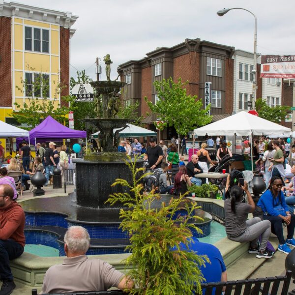 Una multitud en torno a la Fuente Cantante durante Sabores de la Avenida
