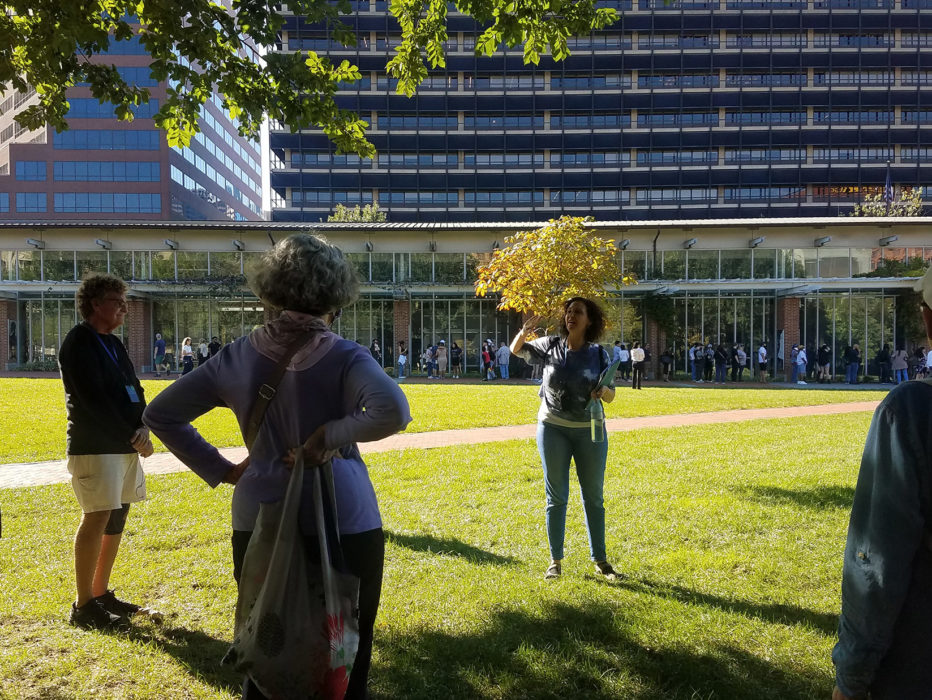 Un grupo de turistas conoce el Liberty Bell durante la visita a los lugares sagrados Society Hill en Filadelfia.