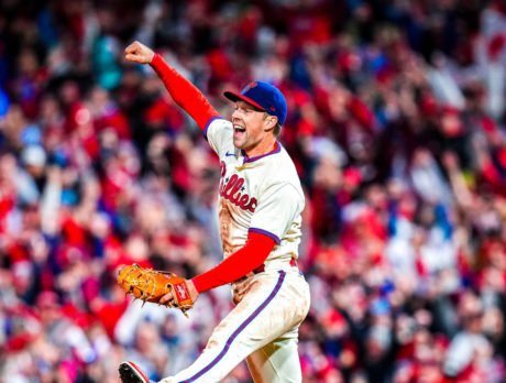 Rhys Hoskins van de Philadelphia Phillies springt in de lucht