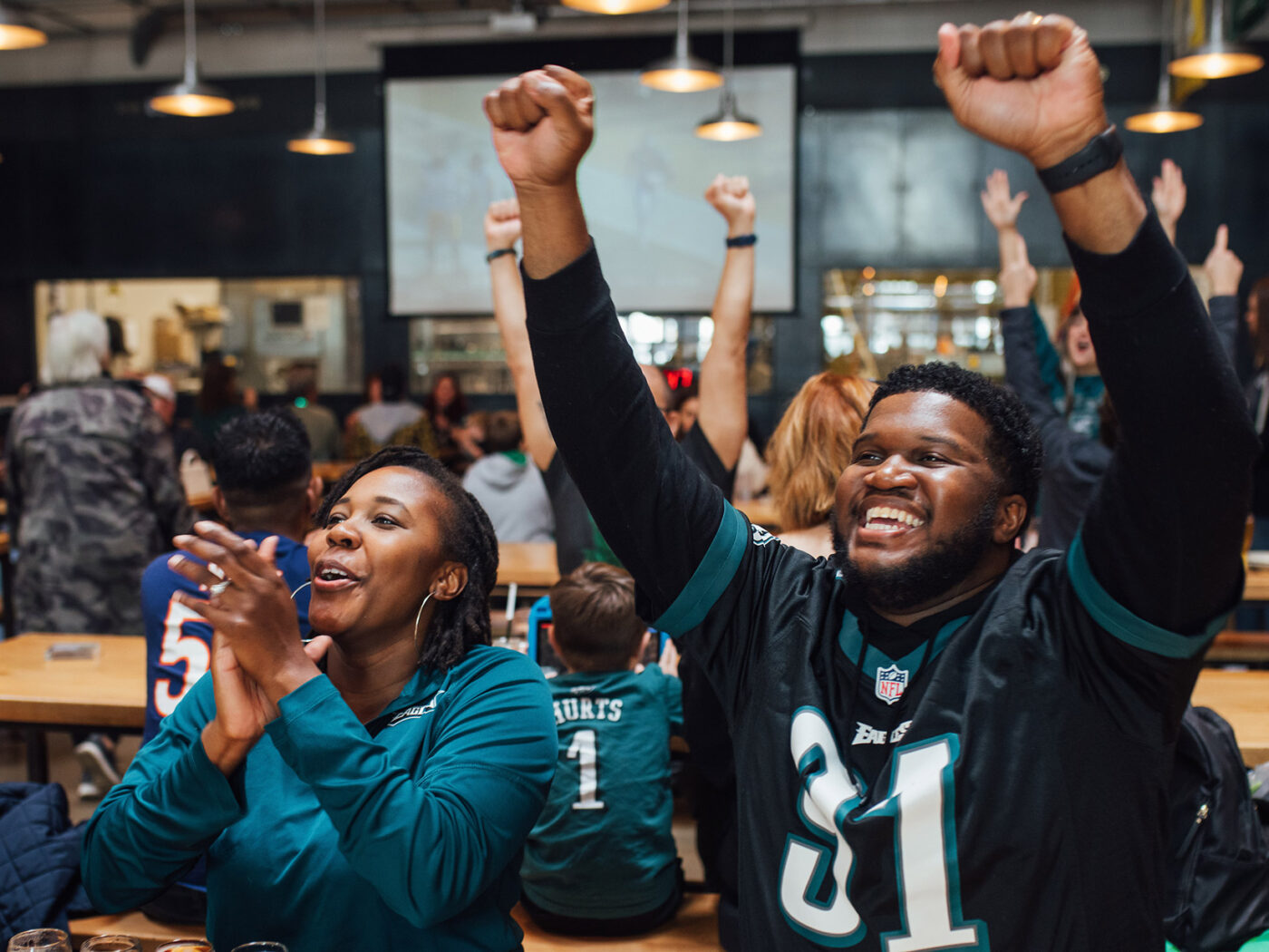 Hinchas de los Eagles animan en un bar de Filadelfia