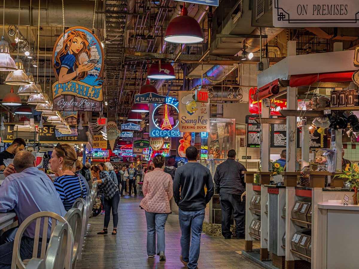 Personnes marchant dans Reading Terminal Market