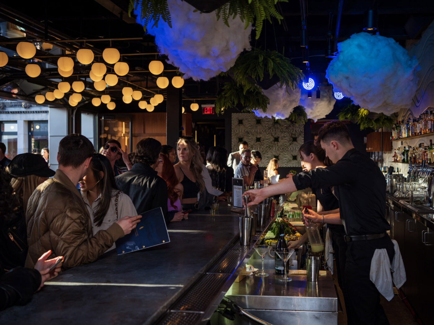 Groupe de personnes au Stratus Rooftop Lounge de l'hôtel Kimpton