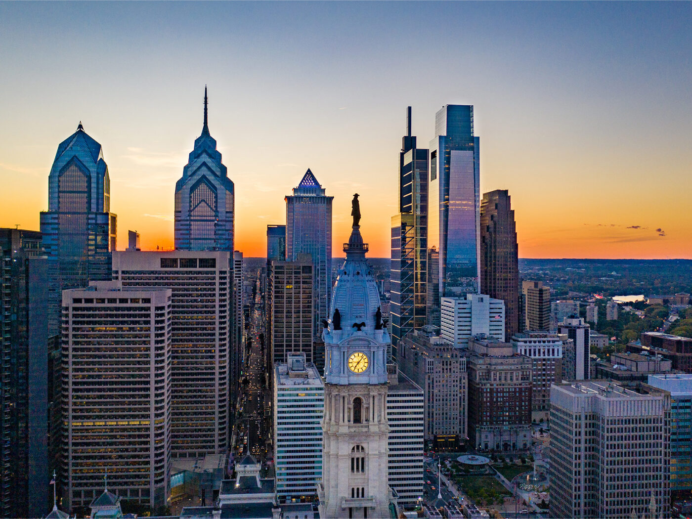 El horizonte de Filadelfia al atardecer con City Hall en primer plano