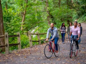 Twee mensen op de fiets in Wissahickon Valley Park