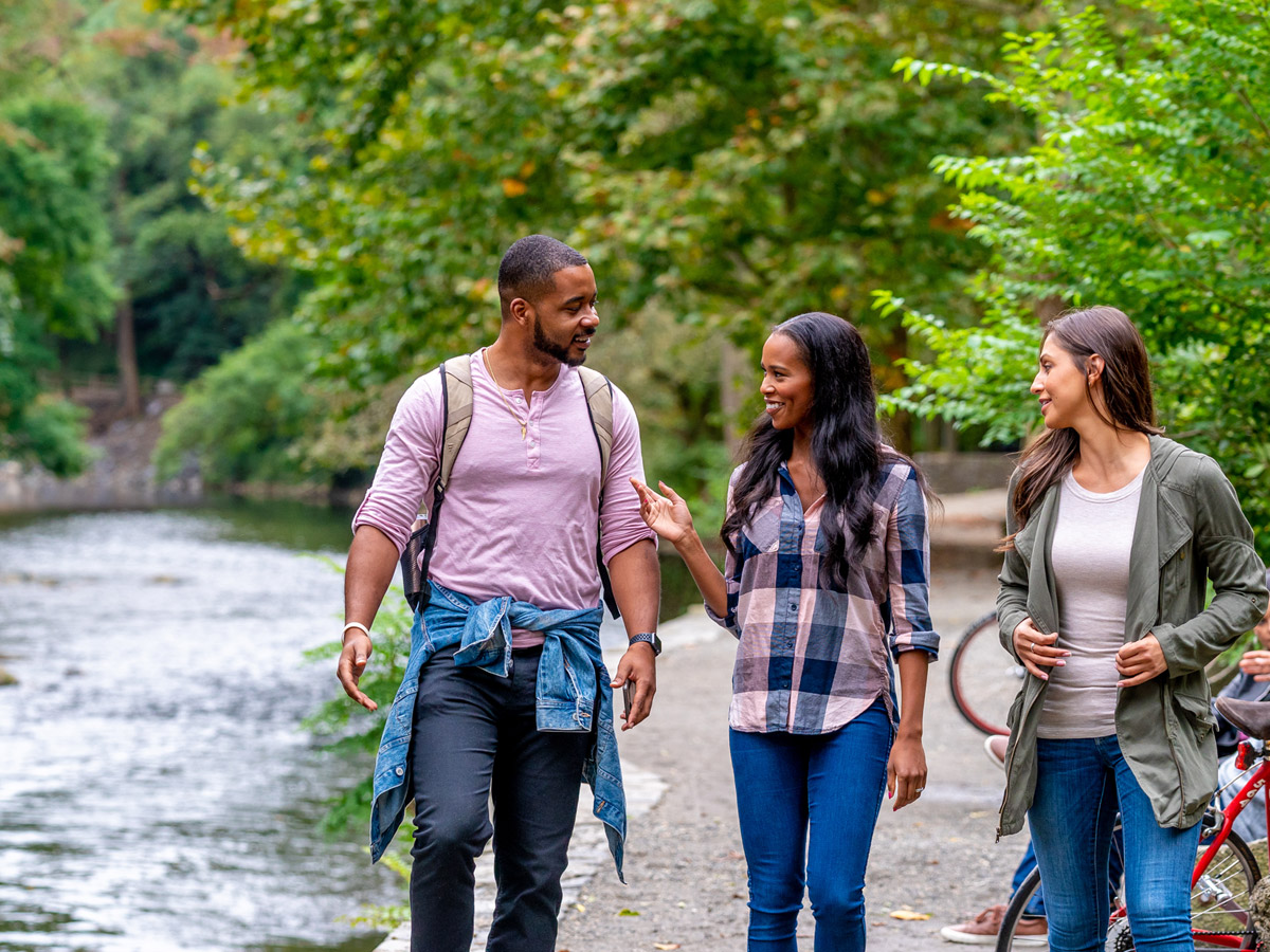 Des promeneurs le long du ruisseau Wissahickon