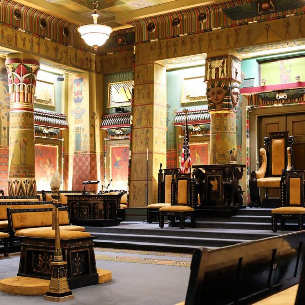La salle égyptienne, une grande salle avec plusieurs bancs, décorée dans le style de l'Égypte ancienne.