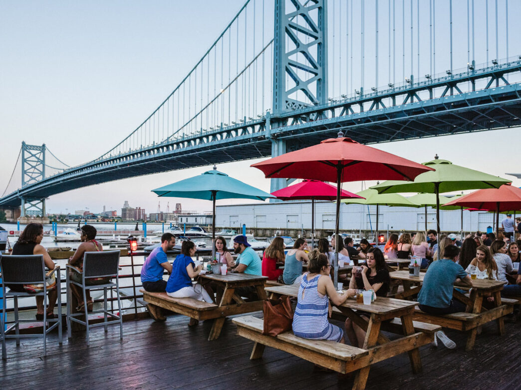 People dining at Morgan's Pier