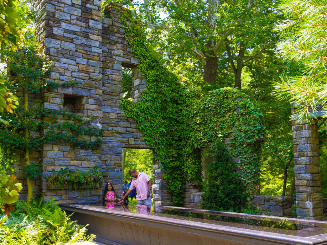 Une famille se promenant dans les ruines de Minder à Chanticleer