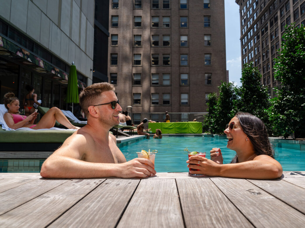 Gente en la piscina del Hotel W de Filadelfia