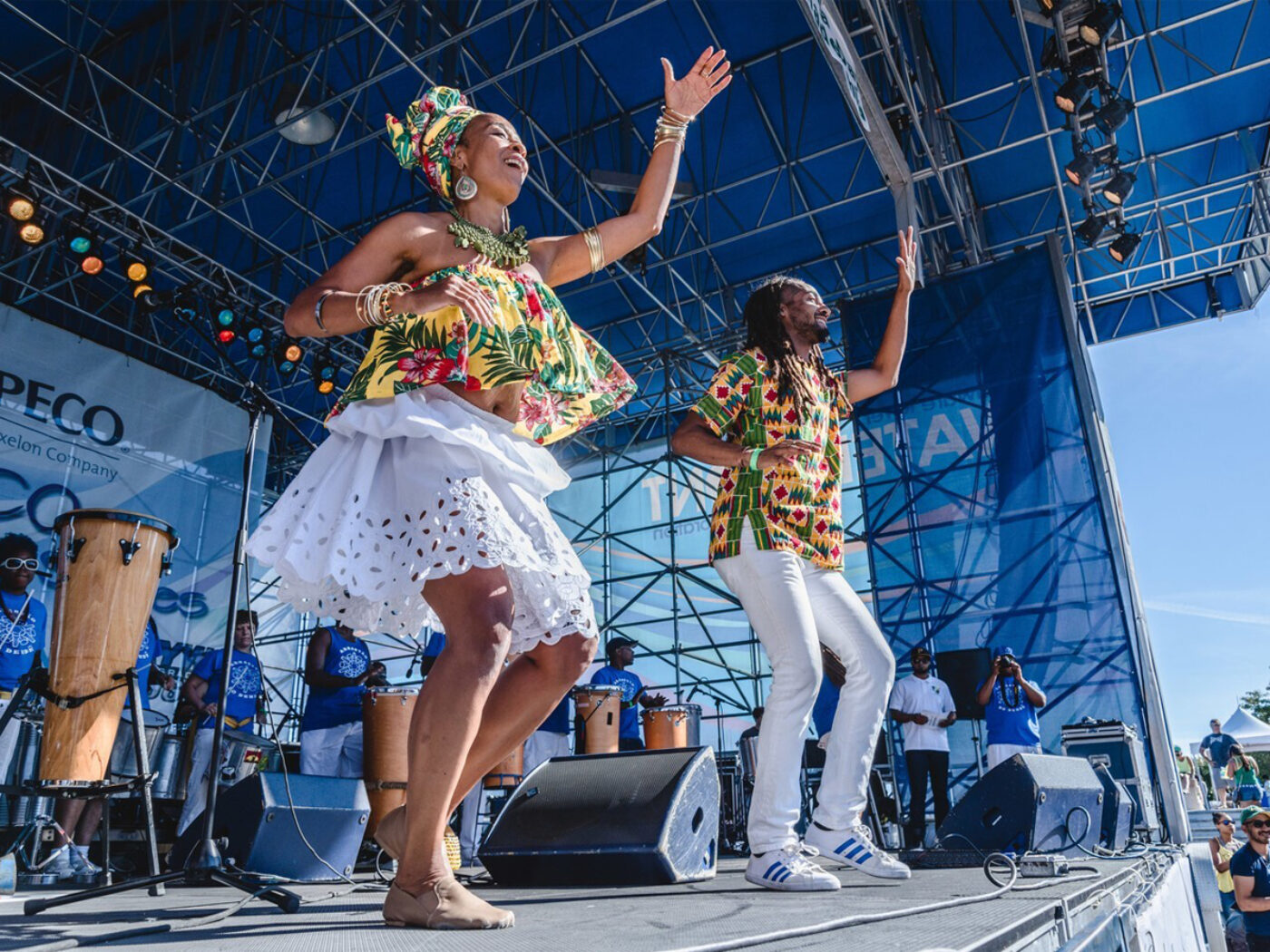 Les danseurs de la Journée brésilienne dansent sur scène