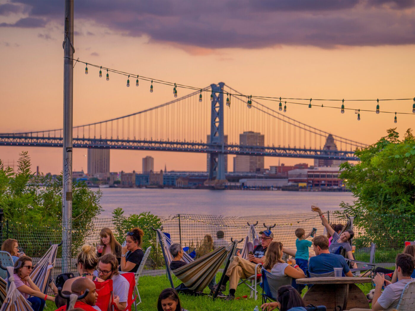 Vue du Benjamin Franklin Bridge au coucher du soleil