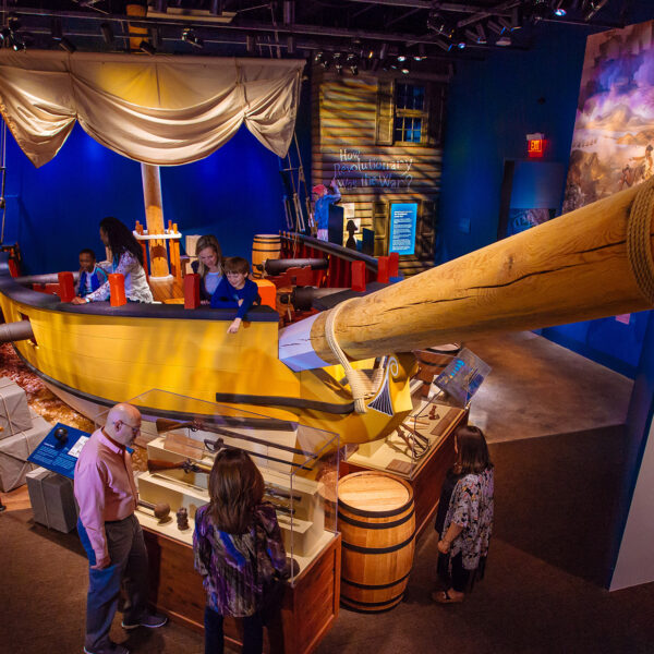 Gasten die de Museum of the American Revolution verkennen