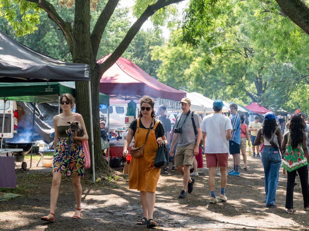 Gente caminando por el mercado del sudeste asiático.