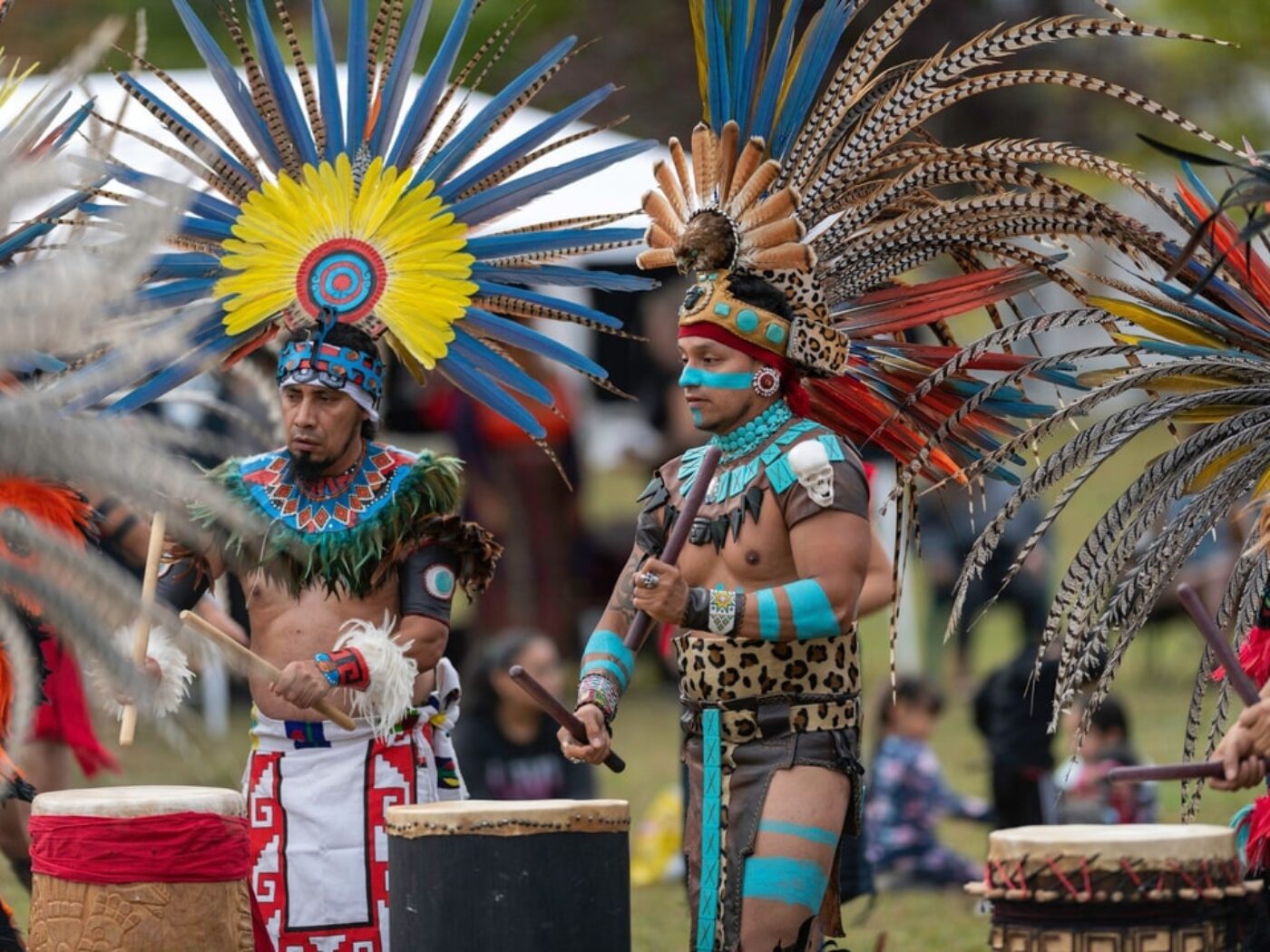 Dois artistas no Dia dos Povos Indígenas no Penn Treaty Park