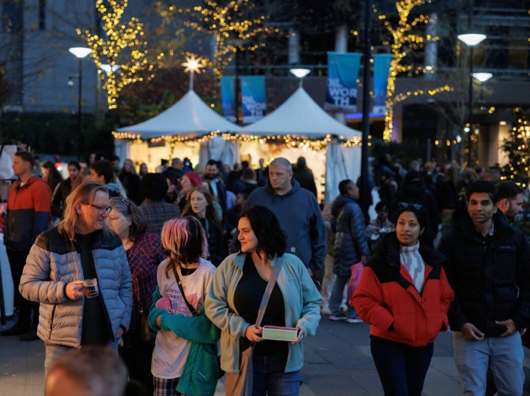 Mensen die winkelen op de Made in Philadelphia Holiday Market