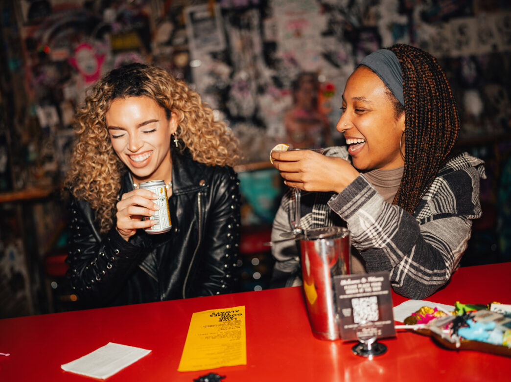 Deux femmes prennent un verre chez Tattooed Mom